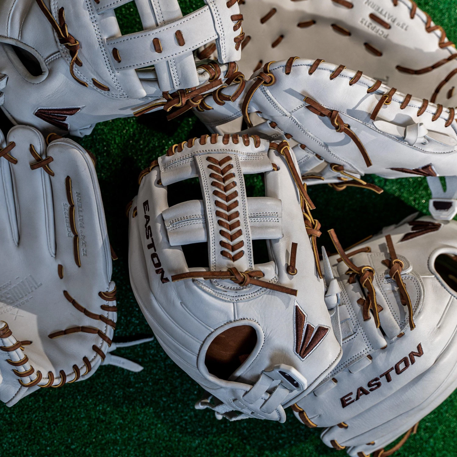 Brand new ⭐ Easton Professional Collection 12.5" Fastpitch Softball Glove: PCFP125 🎉 7 Brand new ⭐ Easton Professional Collection 12.5" Fastpitch Softball Glove: PCFP125 🎉 - Image 5